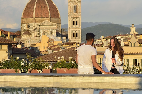 Piscine extérieure en saison, accès possible de 9 h à 19 h, parasols