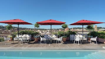 Bar junto a la piscina