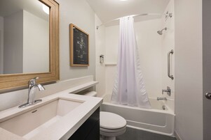Un baño moderno con lavamanos, inodoro y bañera.