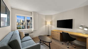 1 habitación, escritorio y espacio para trabajar con laptop