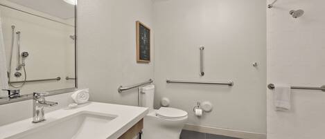 Een moderne badkamer met een wastafel, toilet en douche.
