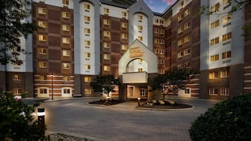 Voorkant accommodatie - avond/nacht