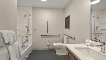 Un baño moderno con cabina de ducha, inodoro y lavamanos.