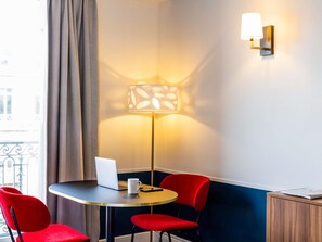 Estudio, 1 cama matrimonial | Caja de seguridad en la habitación, escritorio y insonorización
