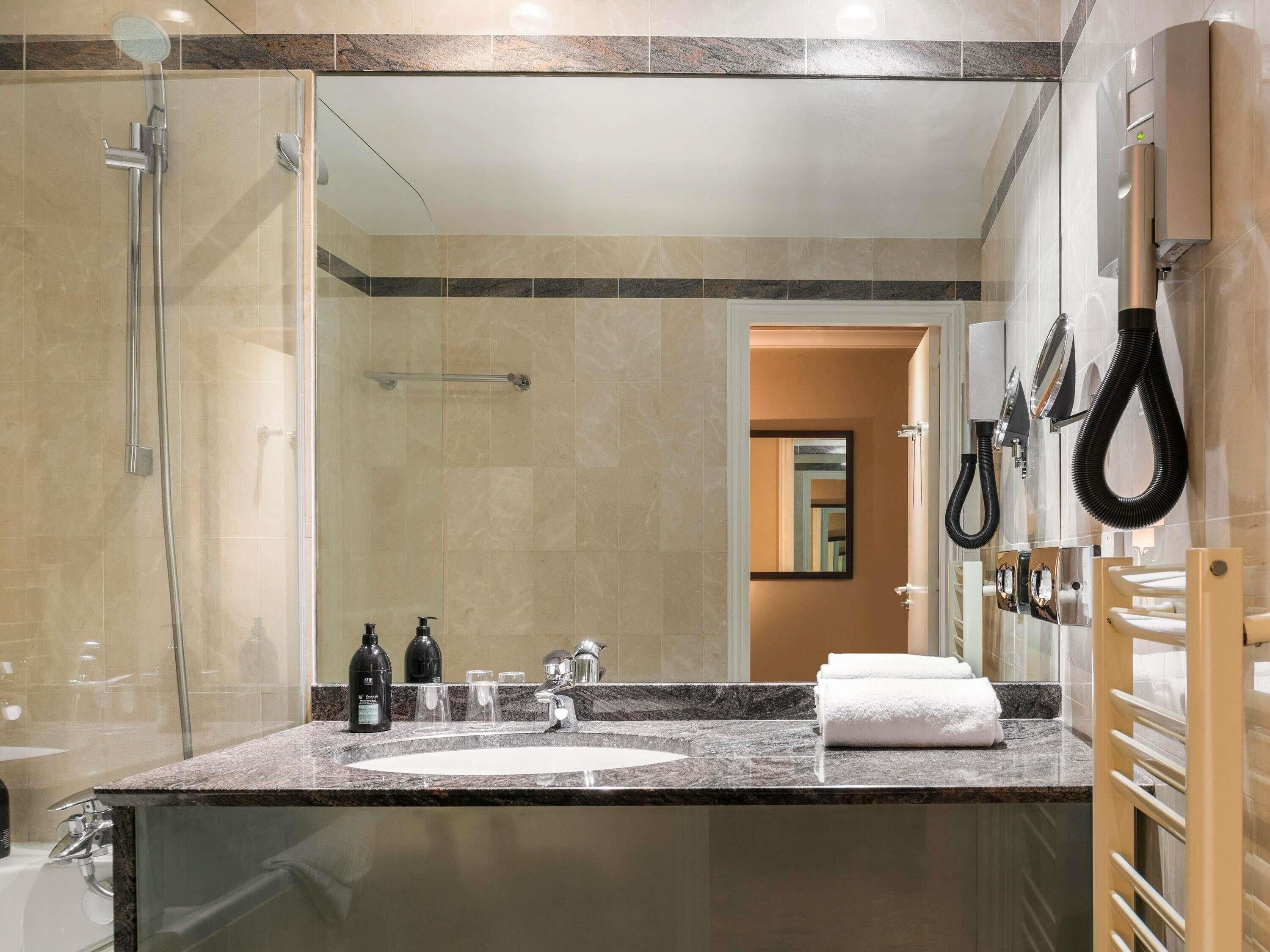 Studio, 1 dobbeltseng | Safe på rommet, skrivebord, lydisolert og strykejern/-brett