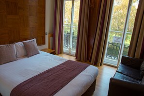 In-room safe, blackout drapes, free WiFi, bed sheets - Garden View Hotel (London)