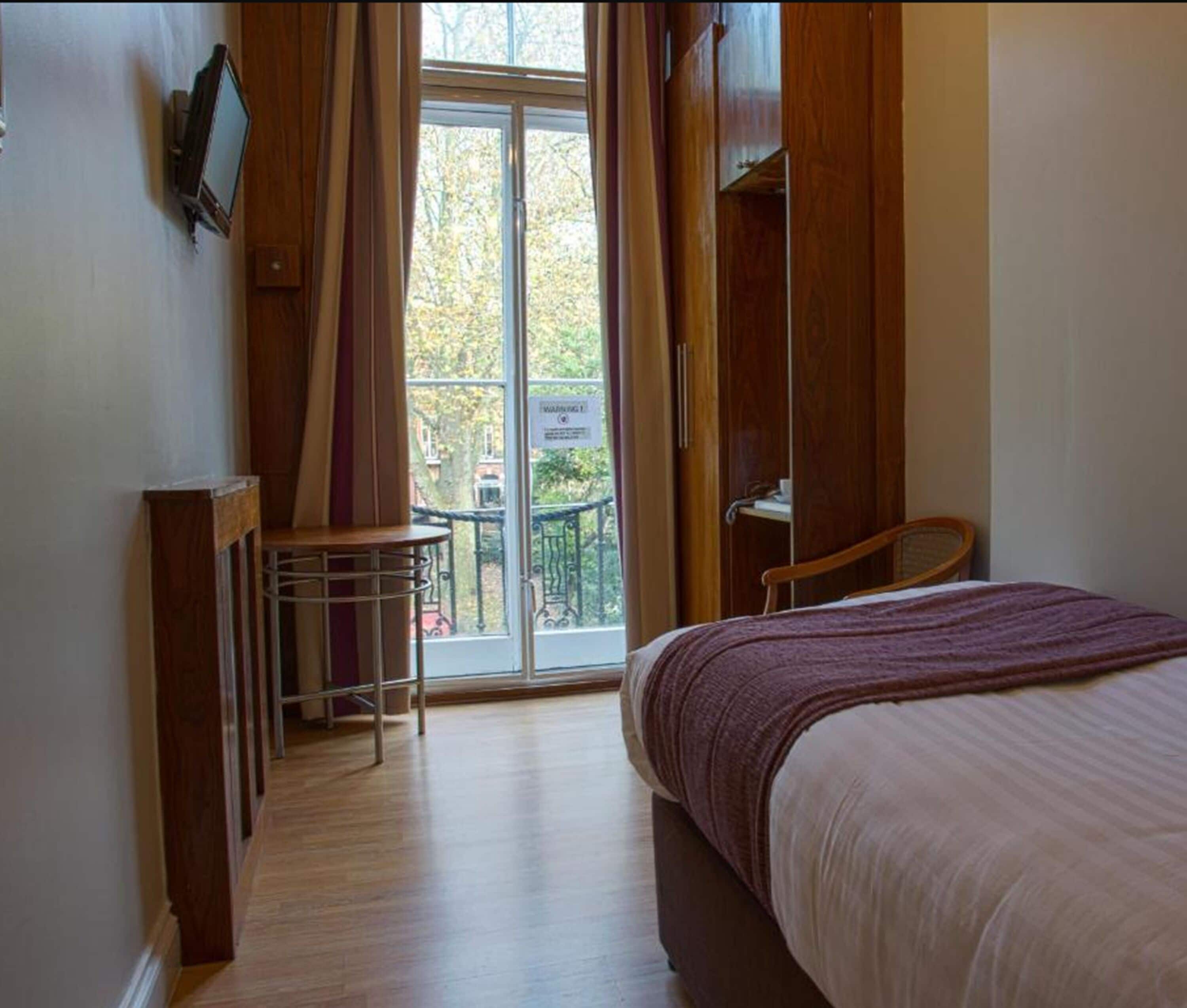 Standard Single Room, 1 Single Bed | Safe på rommet, blendingsgardiner, wi-fi (inkludert) og sengetøy