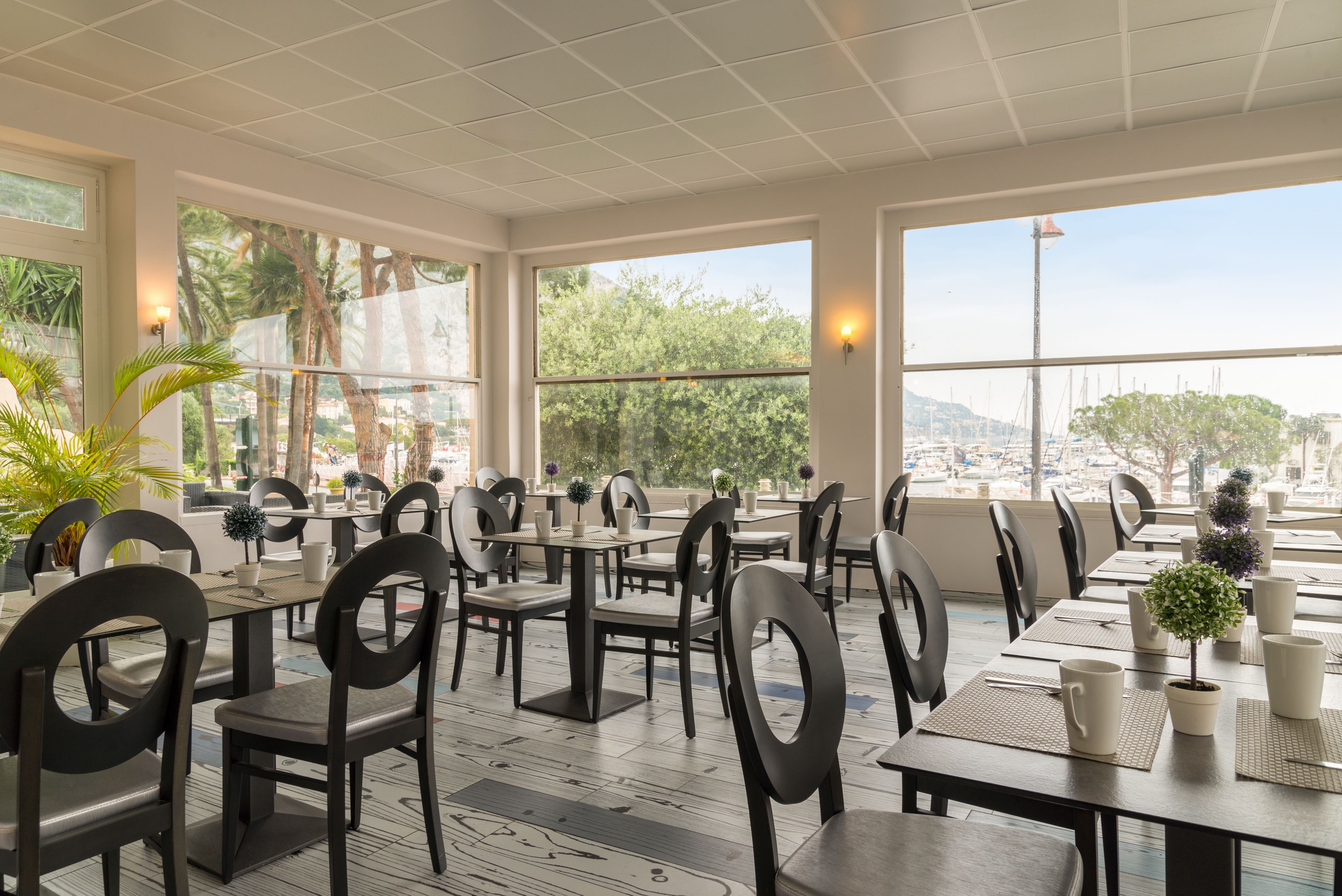 Desayuno buffet (EUR 12 por persona) 