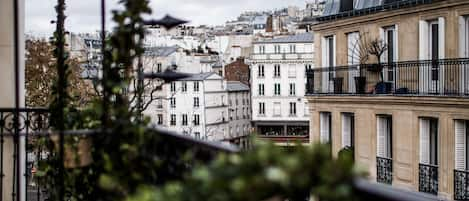 Chambre, 1 très grand lit (Pigalle 21) | Vue sur la ville