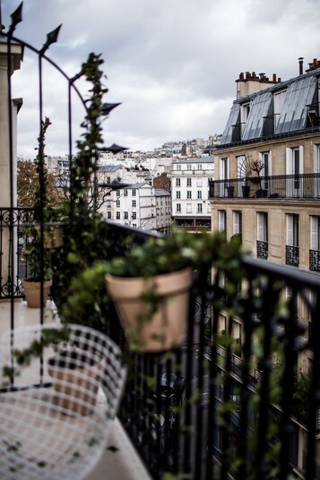 Chambre, 1 très grand lit (Pigalle 21) | Vue sur la ville