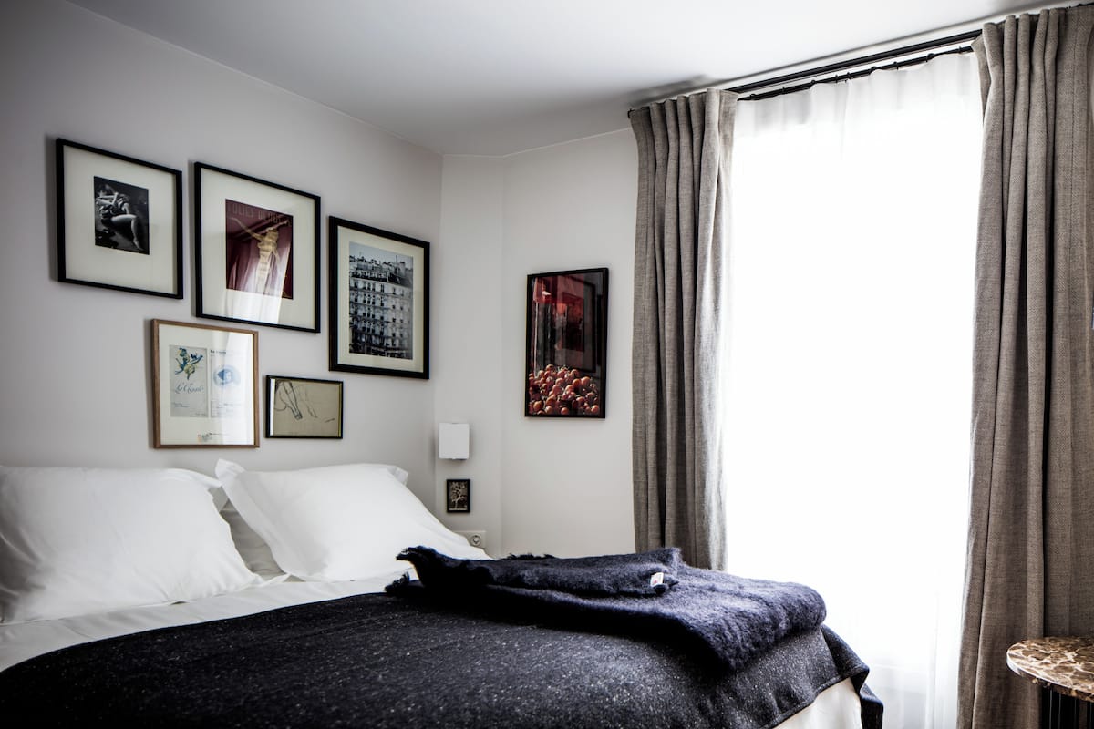 Ropa de cama de alta calidad, colchones con pillow-top y minibar