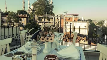 Se sirven desayunos, comidas y cenas con vista al mar