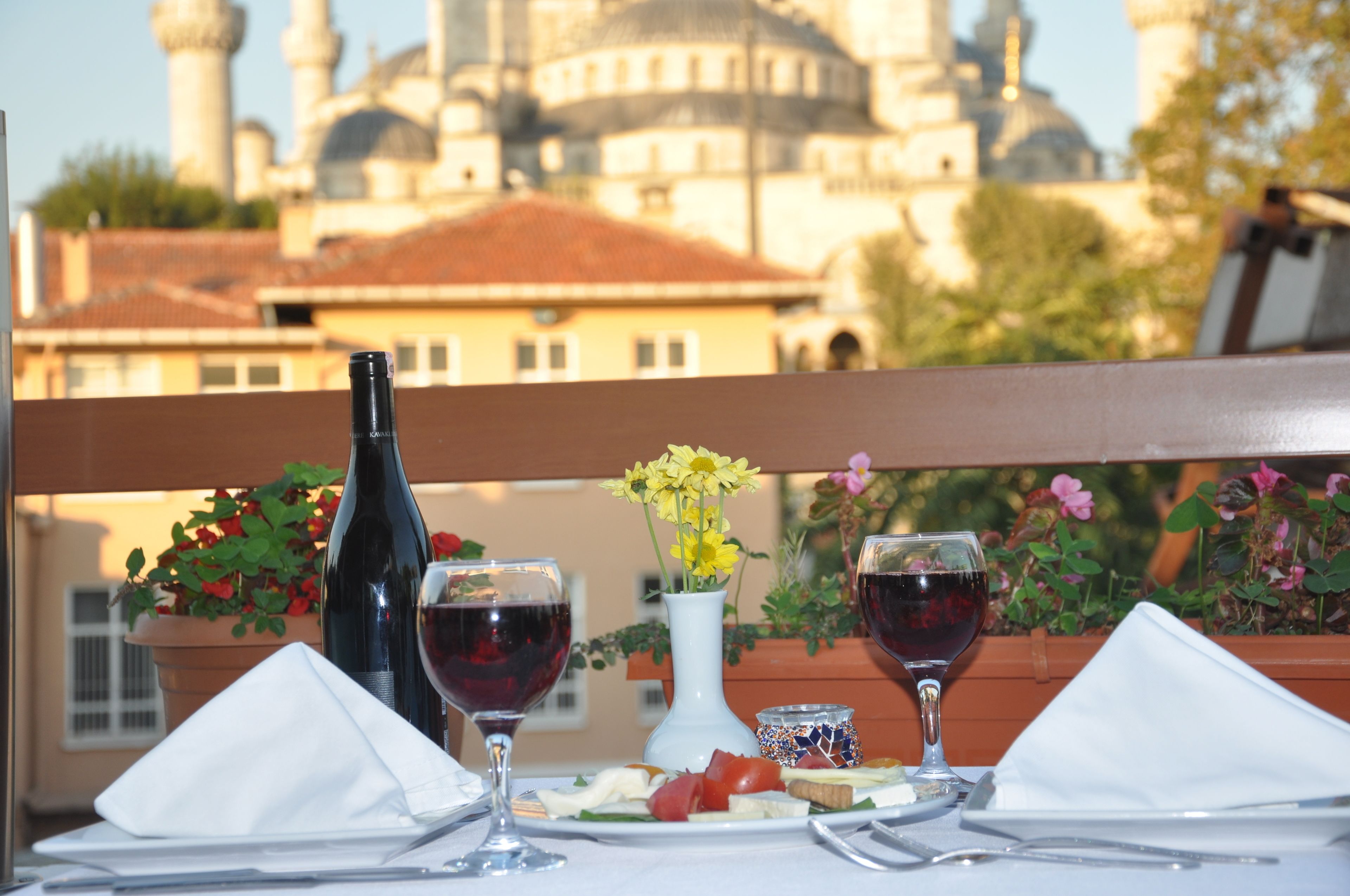 Breakfast, lunch, dinner served; sea views 
