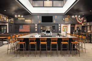 2 restaurantes, se sirve desayuno 