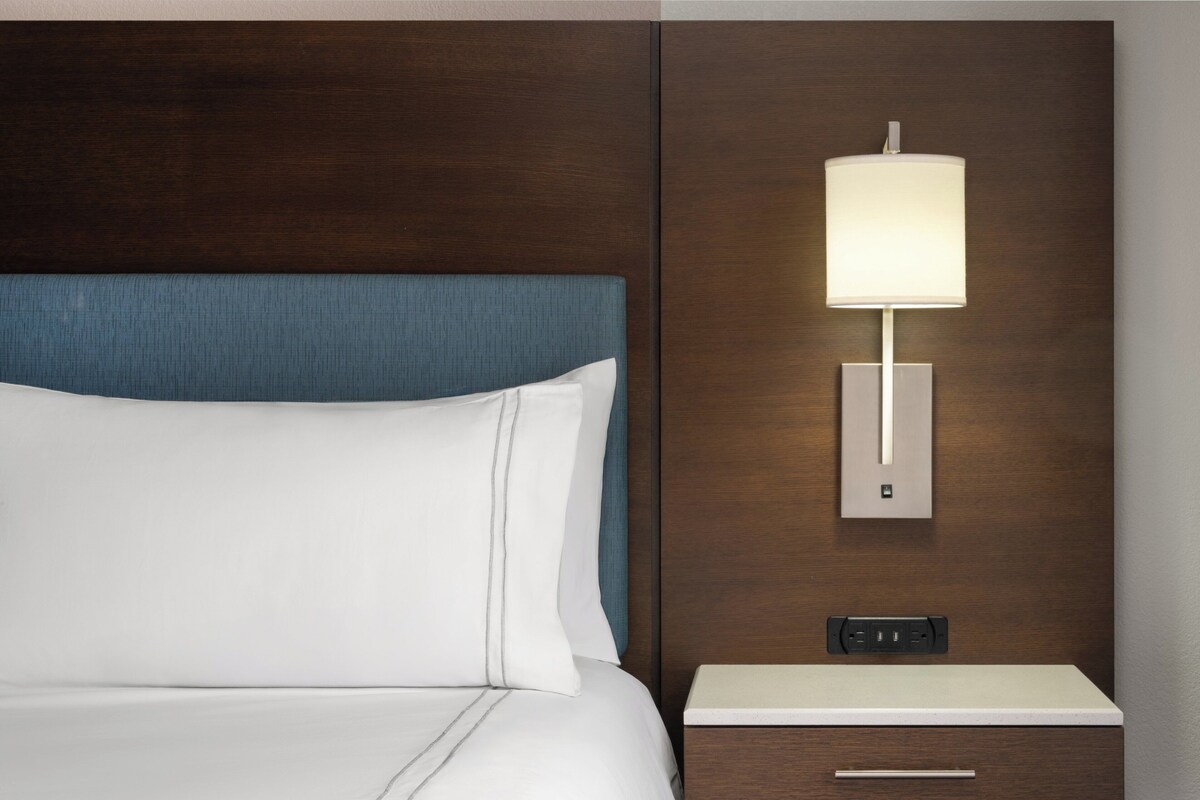 Standard Room | Peralatan tempat tidur hipoalergenik, peti besi dalam bilik, meja 