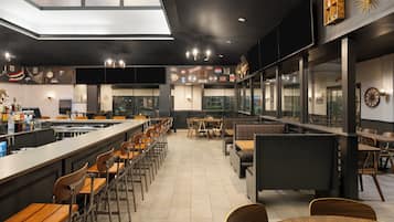 2 restaurants; breakfast and dinner served