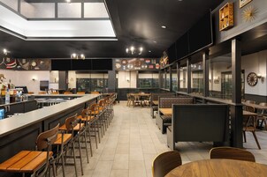2 restaurantes; se sirve desayuno y cena