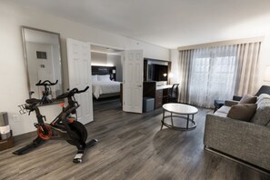 Ropa de cama hipoalergénica y caja de seguridad en la habitación