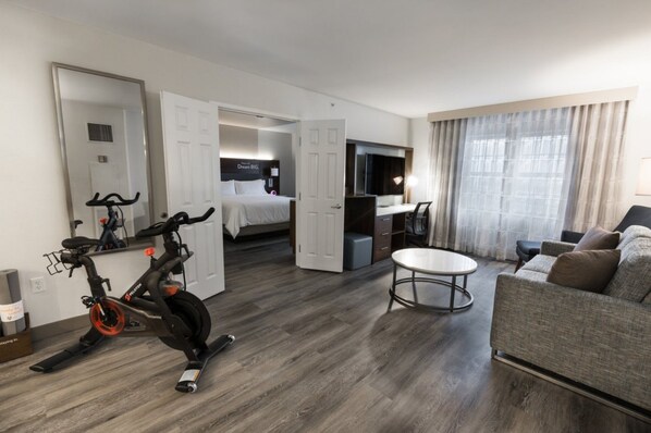 Hypo-allergenic bedding, in-room safe, desk, blackout curtains - EVEN Hotel Chicago Tinley Park-Conv Ctr by IHG (Tinley Park)