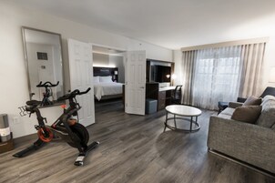 Suite, 1 Bedroom | Hypo-allergenic bedding, in-room safe, desk, blackout drapes