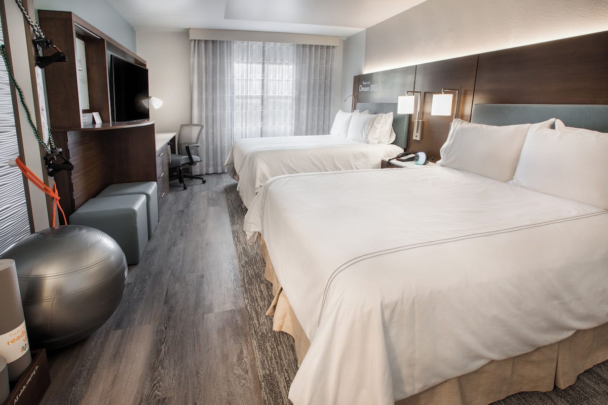 Standardzimmer, 2 Queen-Betten, barrierefrei (Communications) | 1 Schlafzimmer, Allergikerbettwaren, Zimmersafe, Schreibtisch