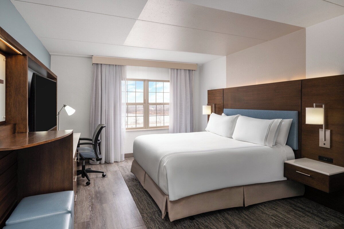 Standard Room, 1 Katil Raja (King), Accessible (Mobility Accessible) | Peralatan tempat tidur hipoalergenik, peti besi dalam bilik, meja 