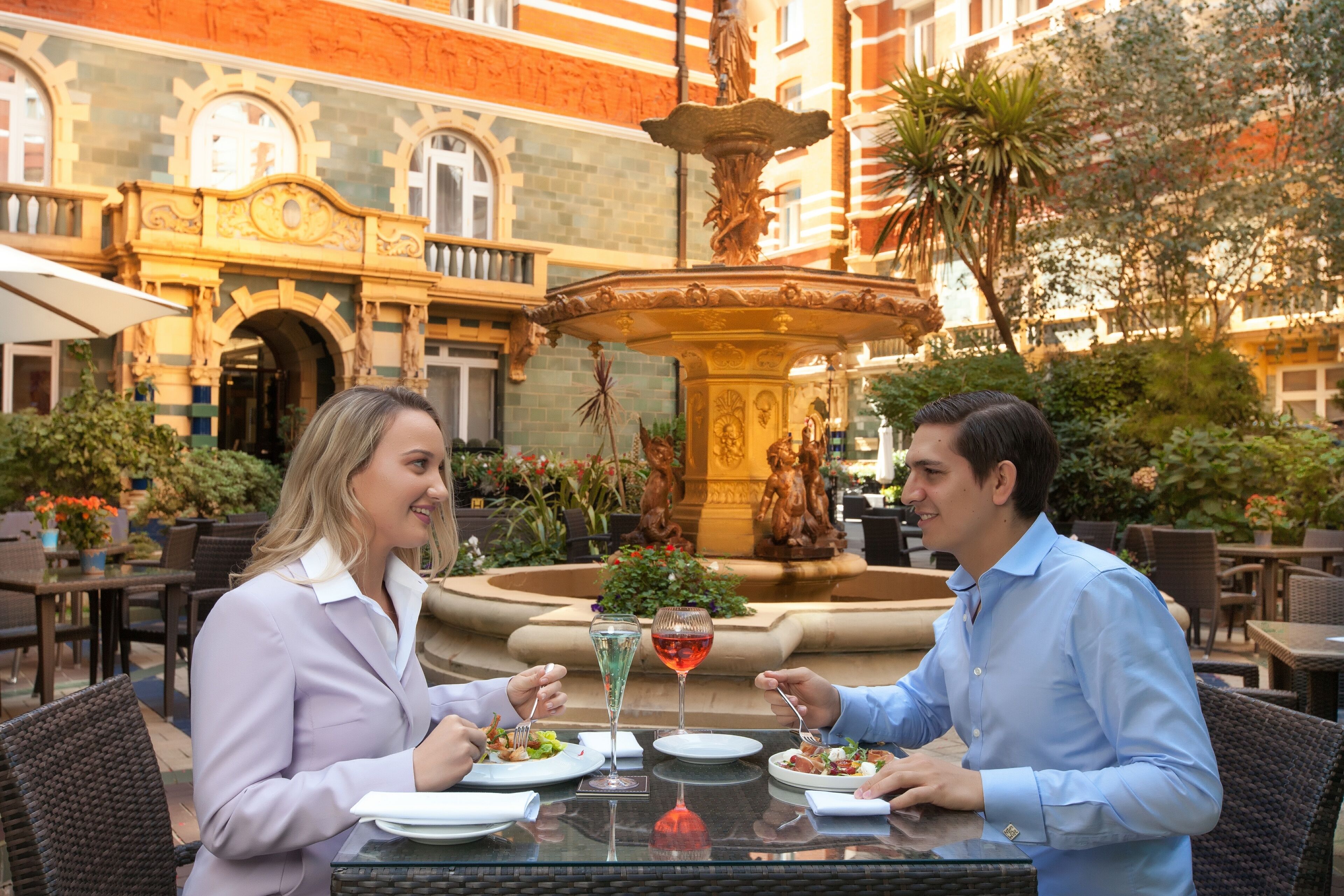 4 restaurantes, com serviço de café da manhã e almoço; culinária indiana