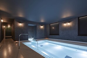 Couples treatment room(s), sauna, hot tub, steam room, body treatments