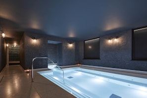 Couples treatment room(s), sauna, hot tub, steam room, body treatments