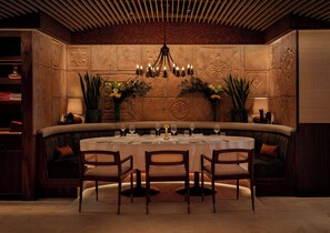 4 restaurants, breakfast, lunch, dinner served; Indian cuisine - St. James' Court, A Taj Hotel, London (London)