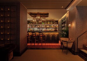 2 bars/lounges, lobby lounge