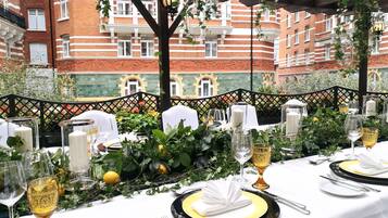 4 restaurantes, com serviço de café da manhã e almoço; culinária indiana