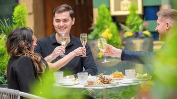 4 Restaurants; Frühstück, Mittagessen und Abendessen werden serviert