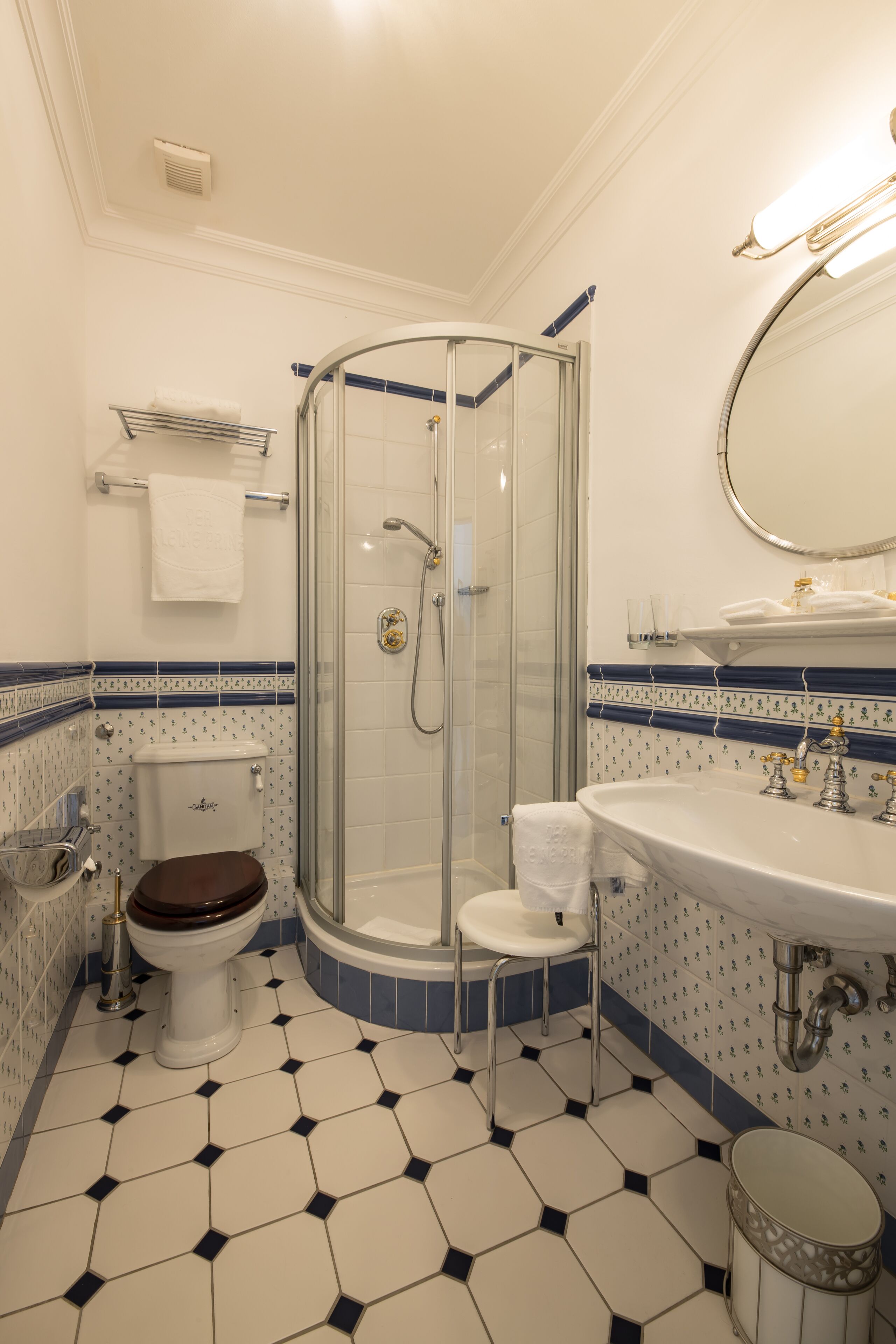 Un baño con inodoro, ducha y lavabo.