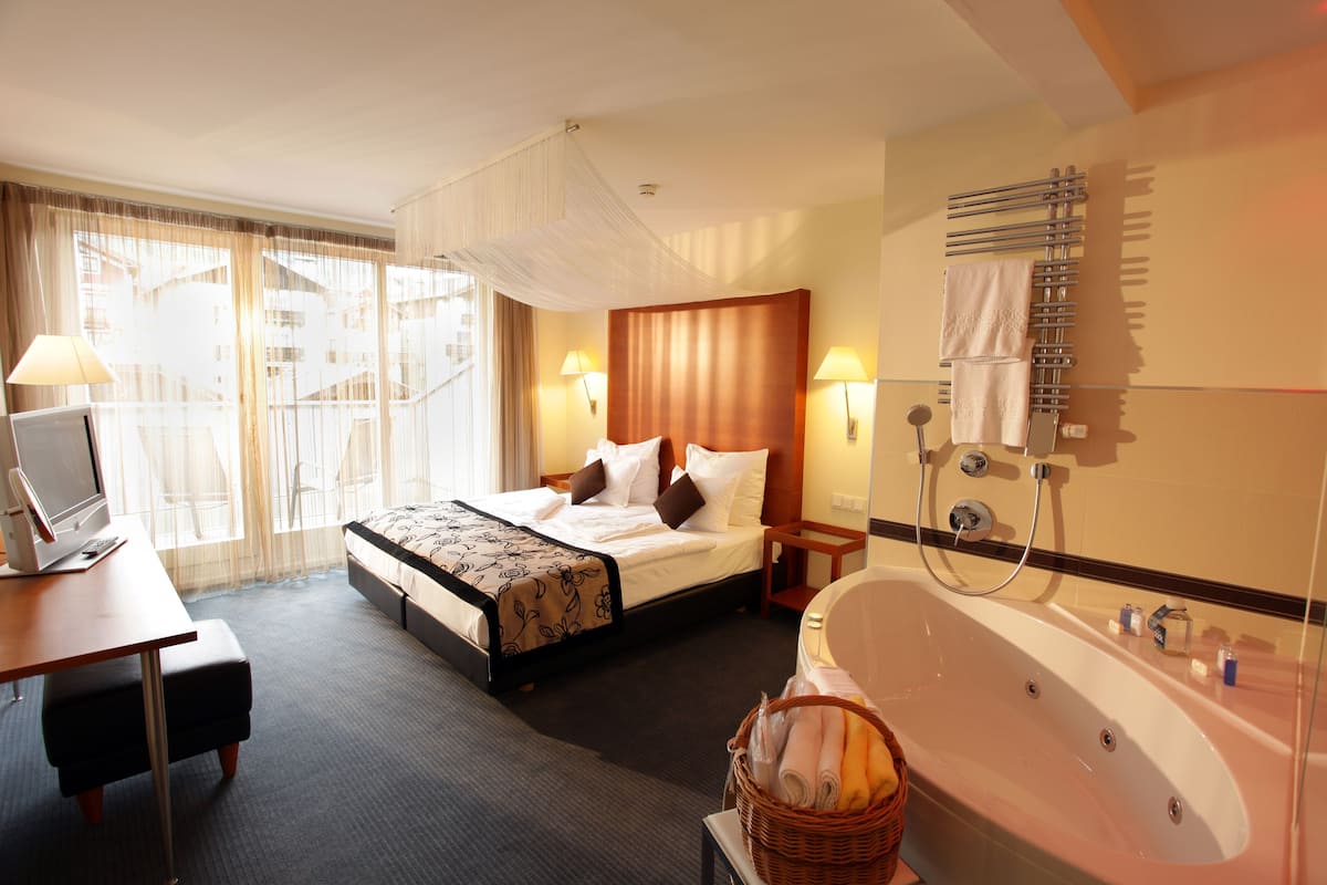deluxe double room, balcony (rössl) | 1 bedroom, hypo-allergenic bedding, in-room safe, individually decorated