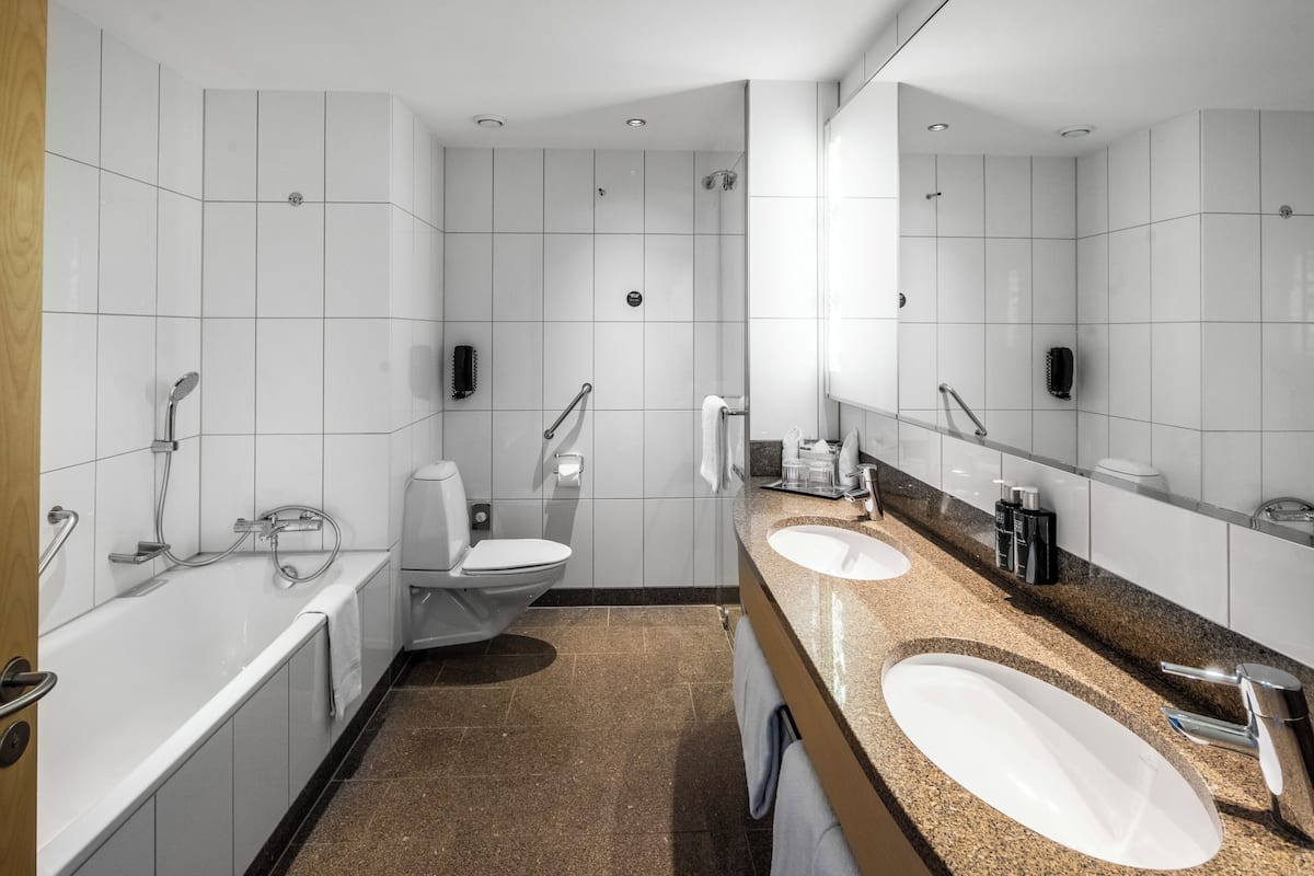 deluxe room, 1 double bed, non smoking | bathroom | separate bathtub and shower, deep-soaking bathtub