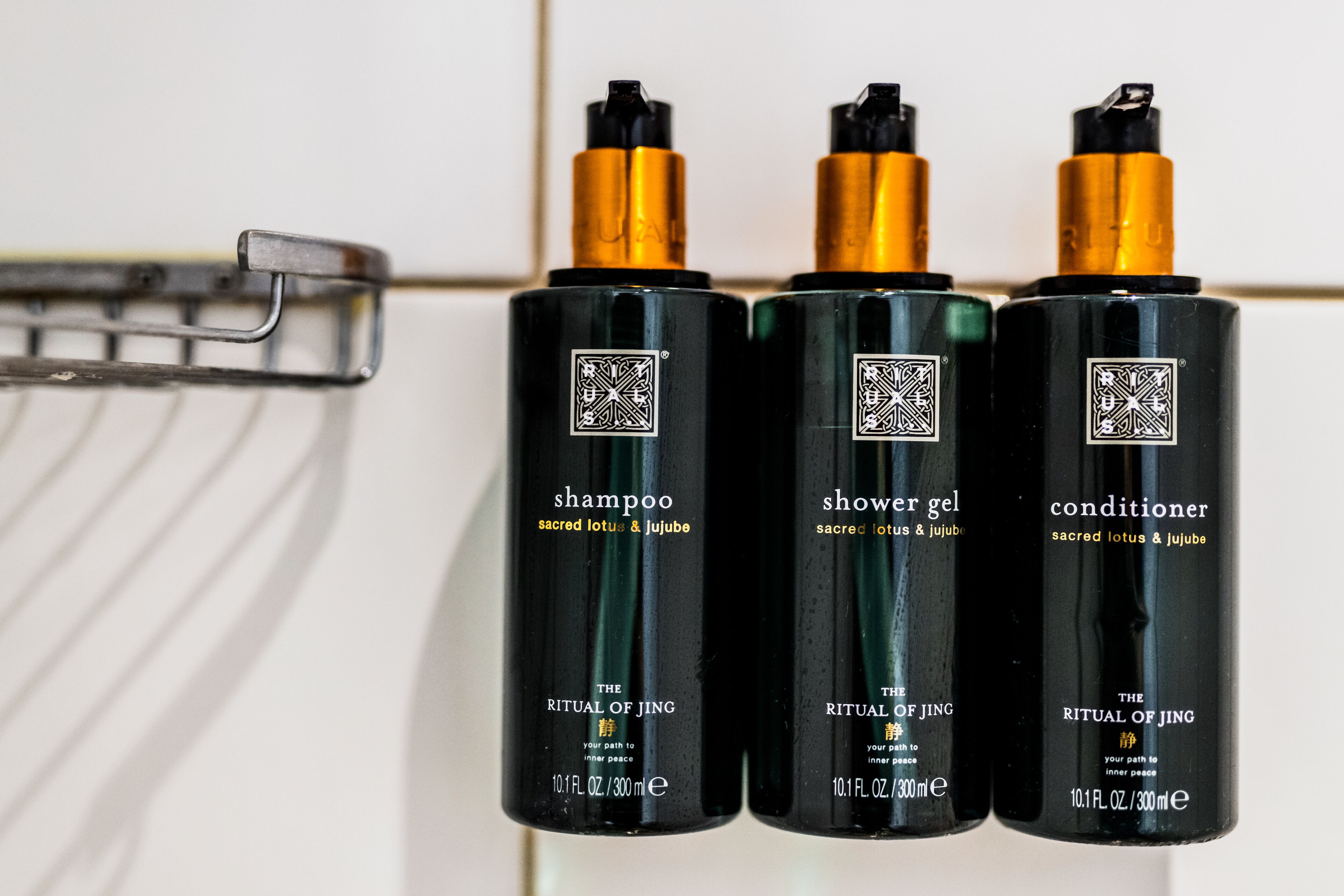 separate bathtub and shower, deep-soaking bathtub