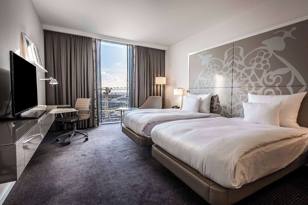 Superior Twin Room | Peralatan tempat tidur premium, peti besi dalam bilik, meja