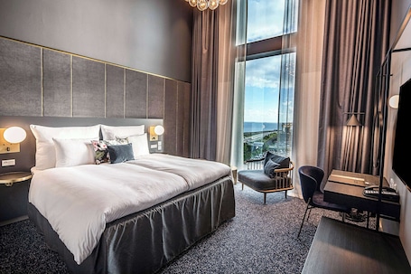 Ropa de cama de alta calidad y caja de seguridad en la habitación . Clarion Hotel Copenhagen Airport
