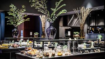 Breakfast, lunch, dinner served; international cuisine