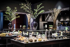 Café da manhã, almoço e jantar; culinária internacional