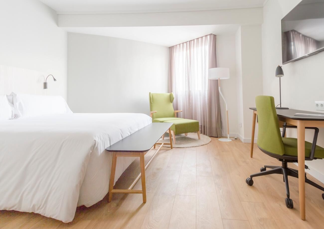 Cobrellits, minibar, caixa forta a l'habitació i escriptori 