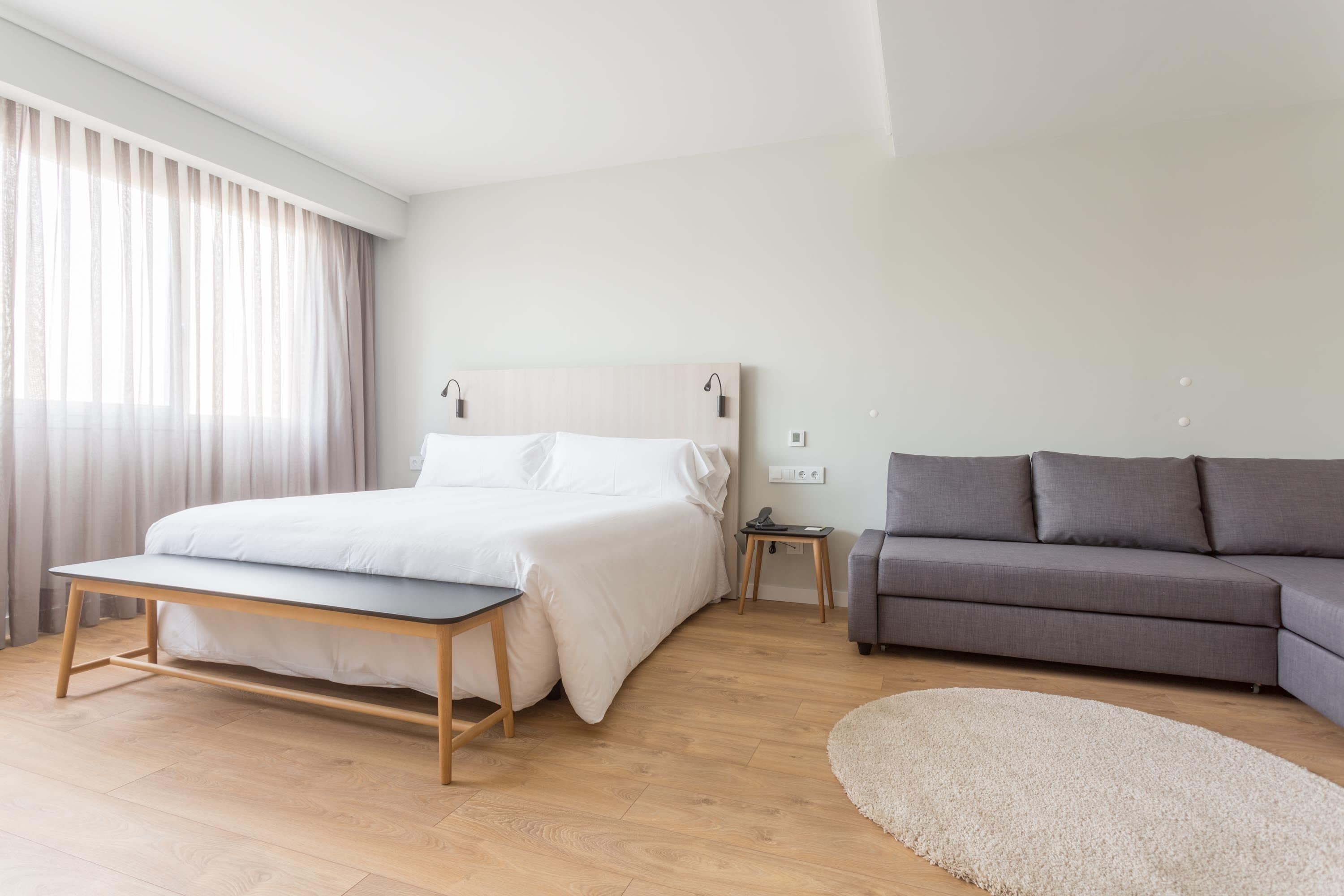 Edredones de plumas, minibar, caja fuerte y escritorio