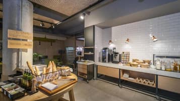 Se ofrece un desayuno bufé todos los días (18 EUR por persona)