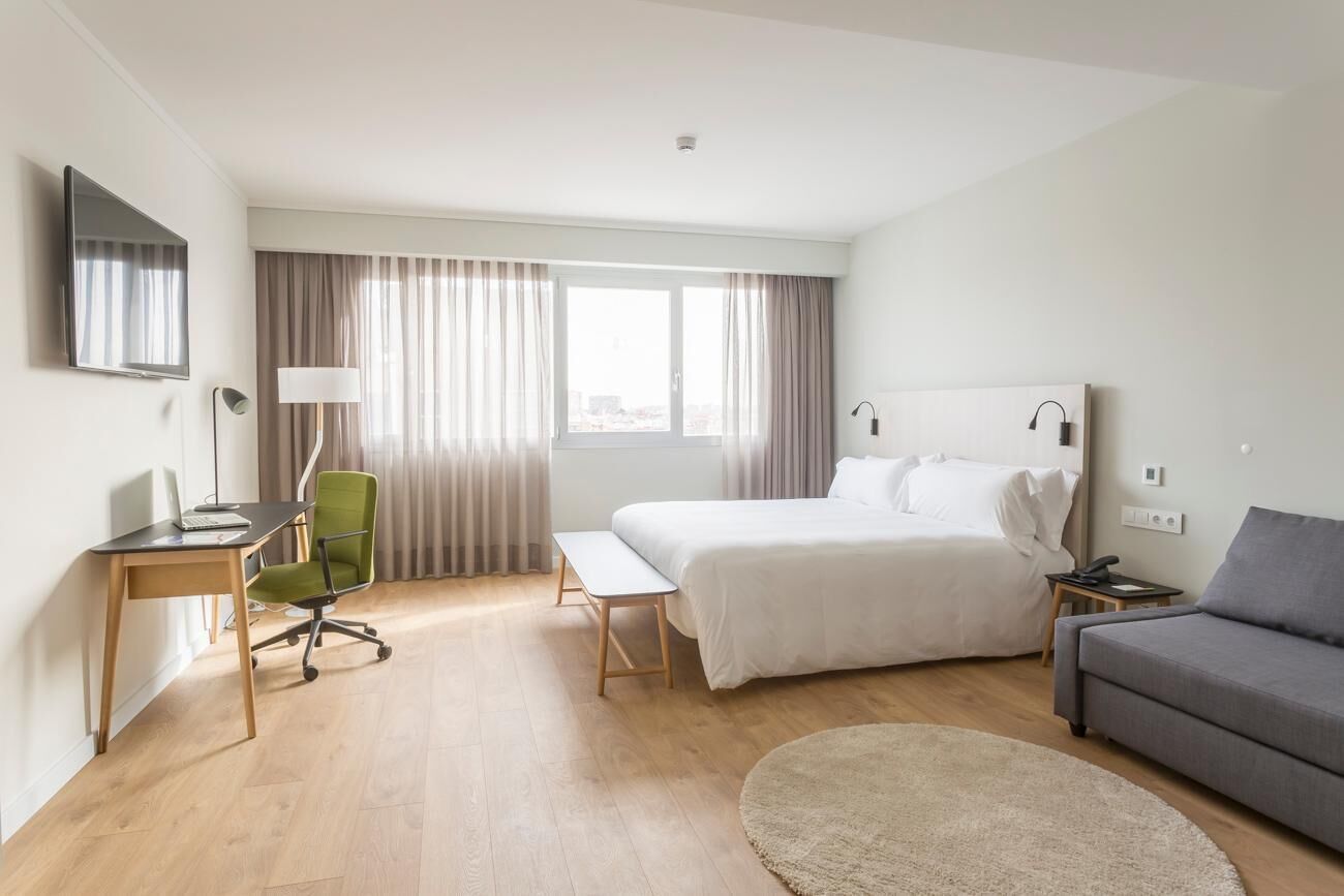Cobrellits, minibar, caixa forta a l'habitació i escriptori 