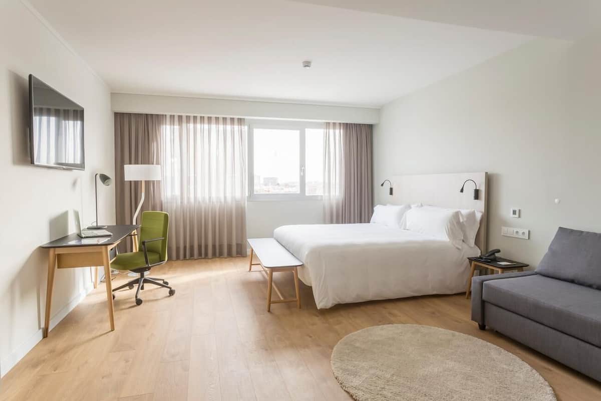 Edredón, minibar, caja de seguridad en la habitación y escritorio