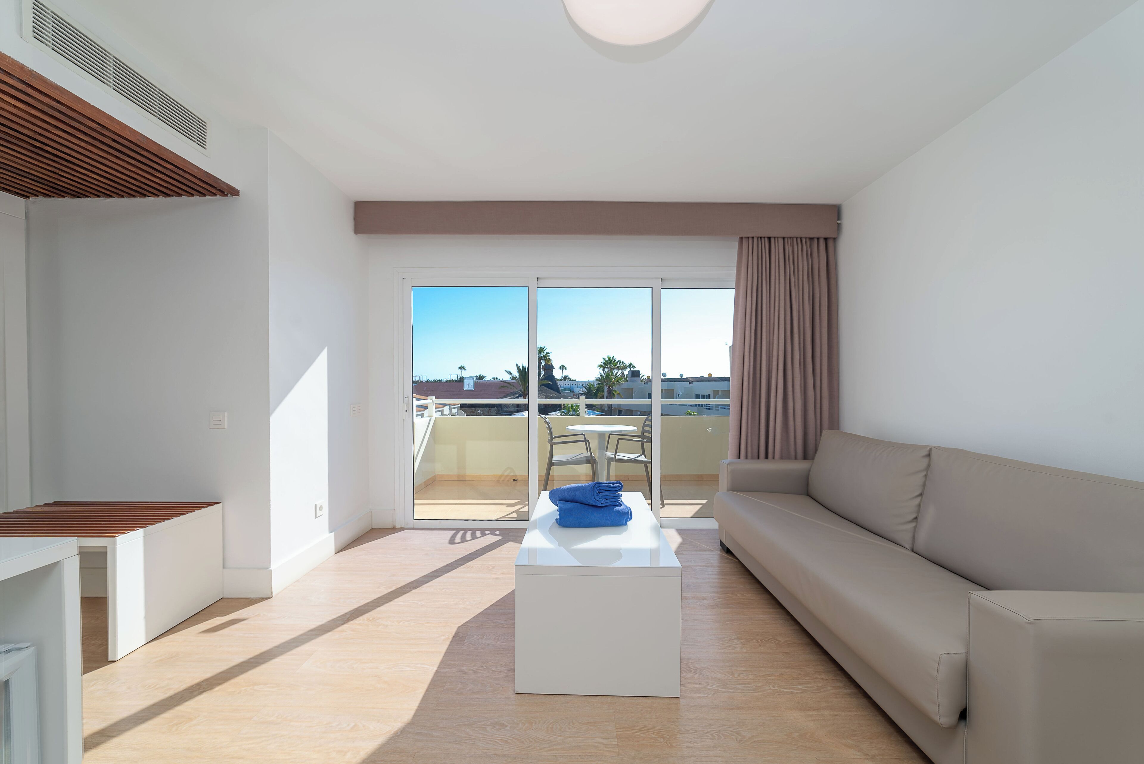 Een minibar, een bureau, een laptopwerkplek, geluiddichte muren