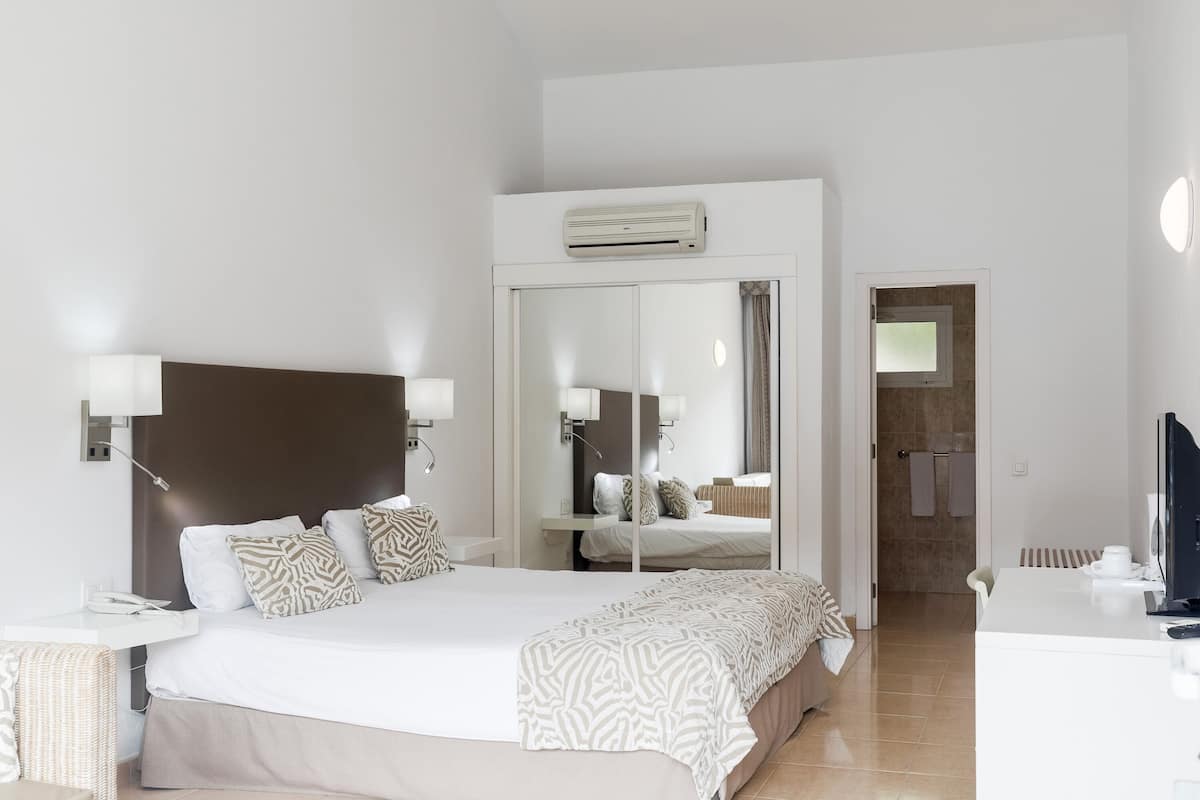 1 bedroom, minibar, desk, laptop workspace