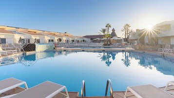 2 piscines a l'aire lliure (horari: 10:00-18:00), para-sols i gandules