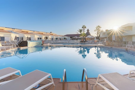 2 Außenpools, geöffnet von 10:00 Uhr bis 18:00 Uhr, Sonnenschirme. Arena Suite Hotel - Adults Only